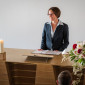 Anne Holzapfel h&auml;lt die Begr&uuml;&szlig;ung