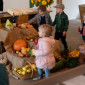 Kinder bereichern den Erntedank-Altar mit Gaben
