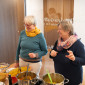 Christine Schuster und B&auml;rbel Braun verteilten Essen
