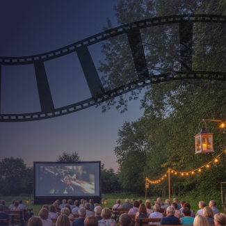 Eine OpenAir-Stimmung mit Leinwand und Lichterkette