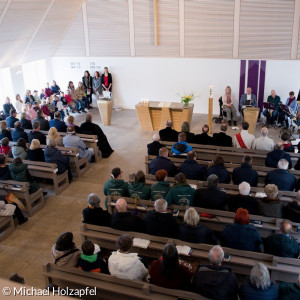 Die Kirchenbänke waren komplett besetzt.