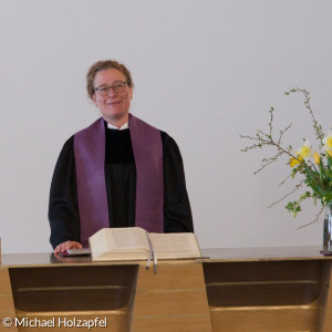 Pfarrerin Barbara Dietrich hinter dem Altar