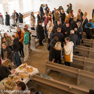 Blick von der Empore auf die Gemeinde beim Sektempfang