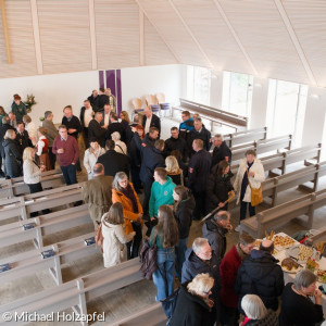 Blick von der Empore auf die Gemeinde beim Sektempfang